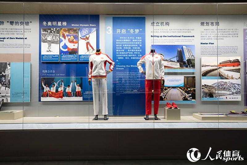 索契冬奧會和平昌冬奧會的中國代表團運動員領獎服。人民網記者 張志強攝