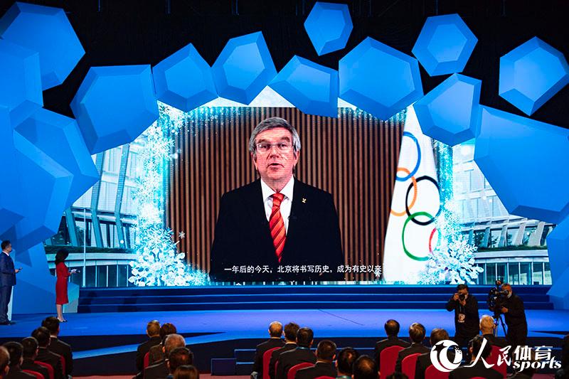國際奧委會主席托馬斯·巴赫通過視頻致辭。人民網記者 張志強攝