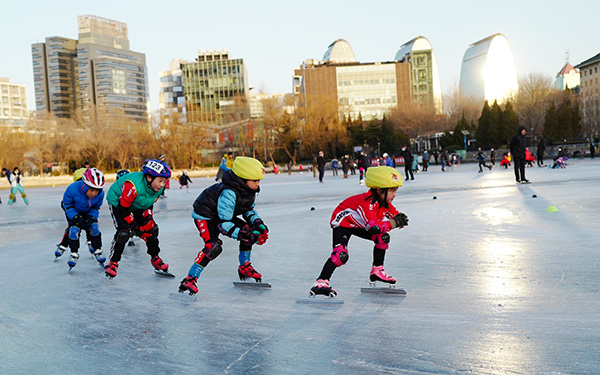 组图:北展后湖滑冰的娃娃们
