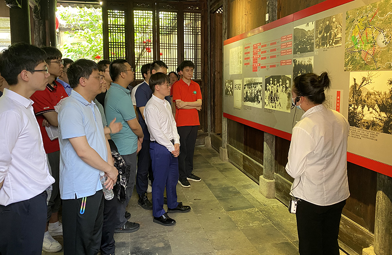 全體人員在新四軍蘇浙軍區紀念館參觀學習。