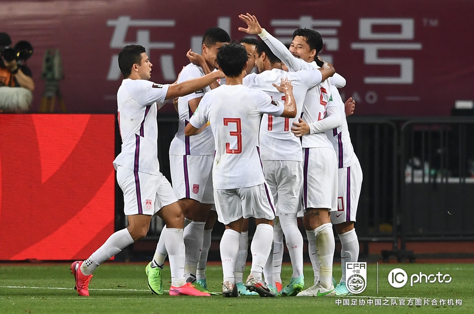 世預賽40強賽中國隊7:0大勝關島隊 武磊阿蘭雙雙梅開二度 