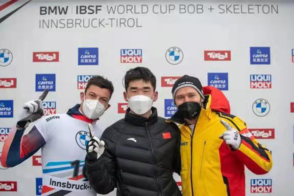 耿文強（中）與英國選手維斯頓、德國選手格羅瑟爾並列獲得冠軍。來源:國際雪車和鋼架雪車聯合會官網