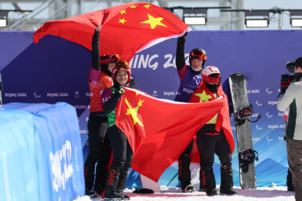 參加決賽的四名中國選手高舉國旗。人民網記者 翁奇羽攝