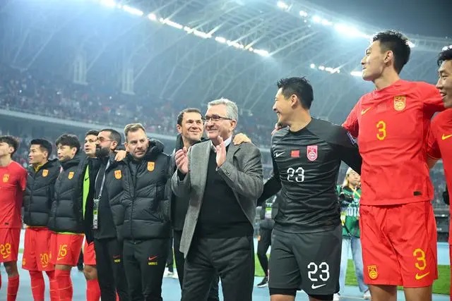 3月26日，國足主教練伊萬科維奇（右四）與隊員慶祝比賽勝利。新華社記者 孫凡越攝