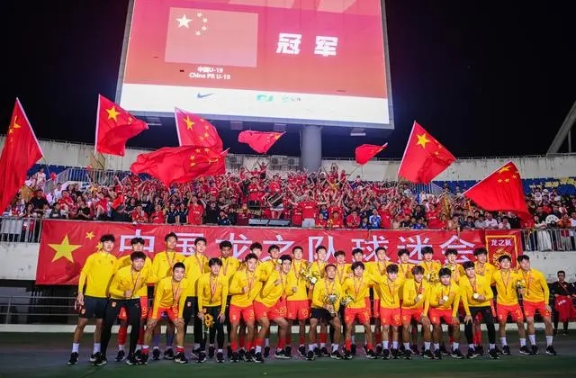 6月10日，中國隊球員在比賽后與球迷合影。新華社記者 鄒競一攝 
