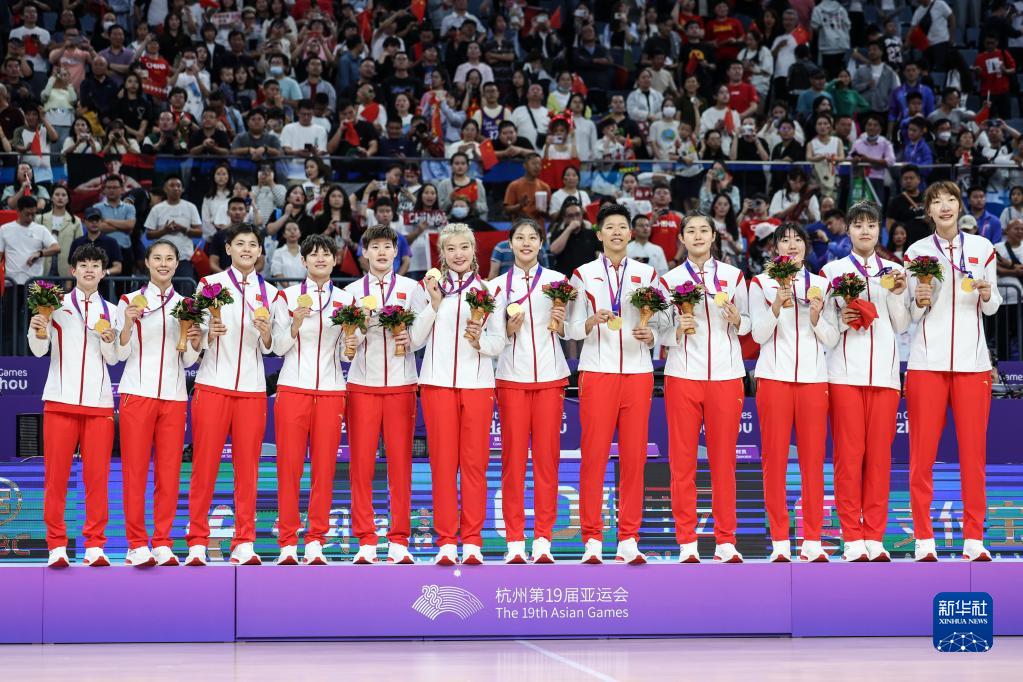 2023年10月5日，在杭州亞運會籃球項目女子決賽中，中國隊以74比72戰勝日本隊，奪得冠軍。圖為中國隊球員在頒獎儀式上。新華社記者 潘昱龍 攝