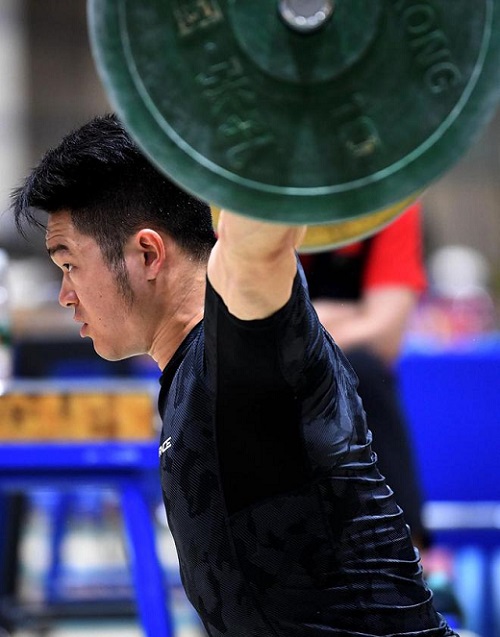 2024年5月10日，中國舉重隊運動員石智勇在訓練中。新華社記者 侯昭康攝