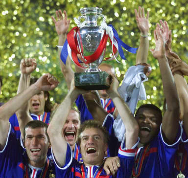 人民网-2000欧洲杯法国队夺冠 队员捧杯高唱马