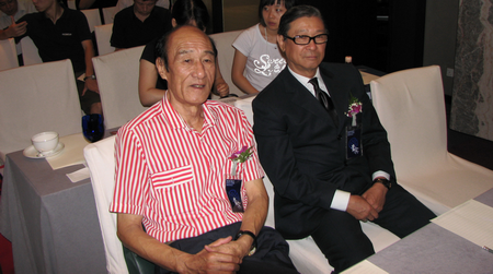 前中国国家队拳击主教练王国钧(左)与会议嘉宾