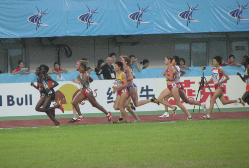 [组图]宋立伟突破记录 力夺女子3000米铜牌 (6