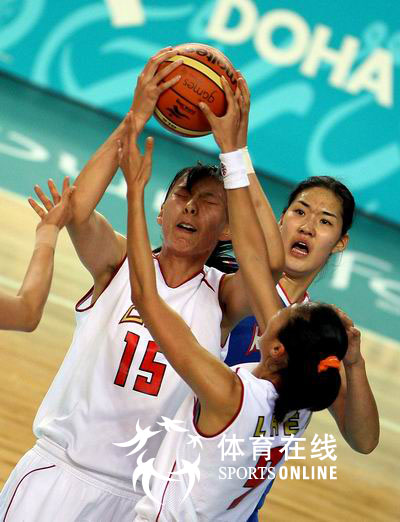 组图:女篮中国77-53韩国晋级决赛 (8)