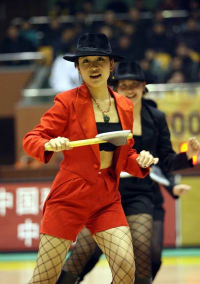 组图:山东狂飙三分胜上海 美女啦啦队夺人眼球