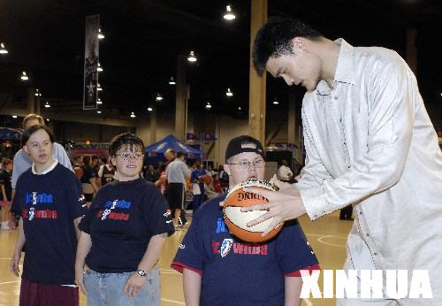 组图:姚明参加2007年NBA全明星活动 (2)