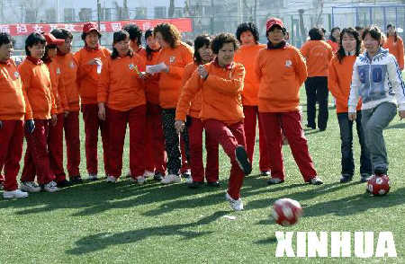 [组图]大妈大婶齐上阵天津妇女足球赛万人参与