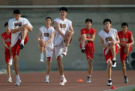 [组图]中国男篮北京进行公开训练 (4)