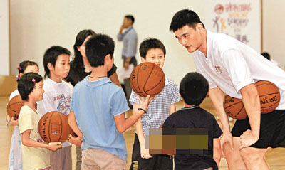 小巨人姚明领衔篮球无疆界辅导爱滋孤儿打篮球