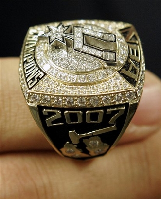[组图]马刺展示2007NBA总冠军戒指和奖杯 (5)