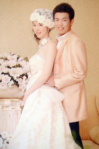 徐亮同妻子邓亦敏的结婚照