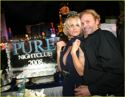 [组图]英超著名宝贝撇下孩子在酒店独自去狂欢