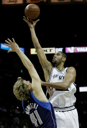 [组图]马刺主场大战小牛 石佛强打诺天王