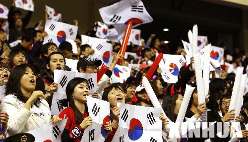 [组图]世界杯足球赛预选赛 朝韩两队握手言和 (