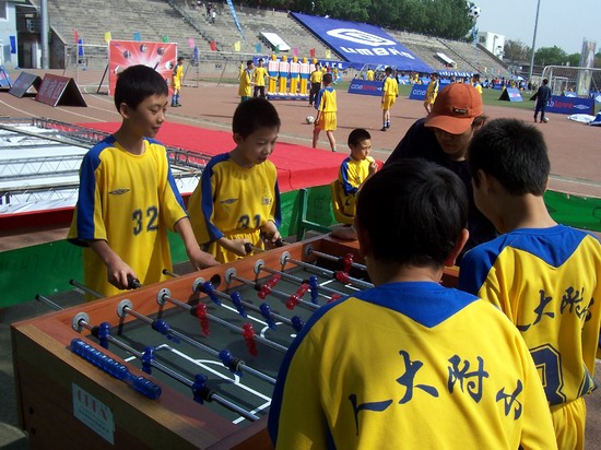 北京人大附小的波比足球小球员们正在现场比赛