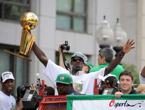 [图文]NBA凯尔特人夺冠 球队上街游行庆祝