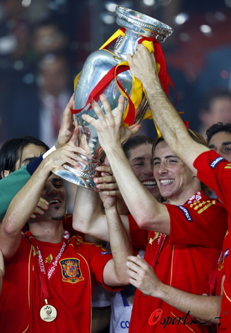[组图]欧洲杯决赛颁奖典礼 西班牙捧得历史第2