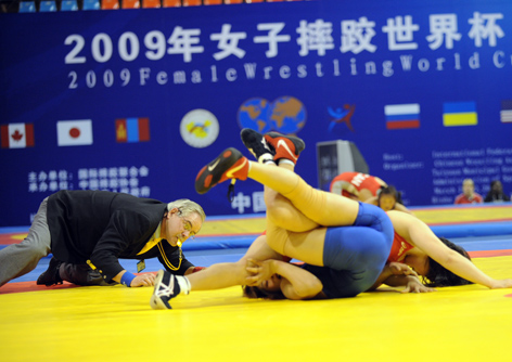 2009女子摔跤世界杯小组赛中国队获得两连胜