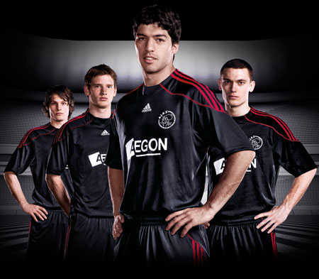 阿贾克斯公布下赛季球衣 黑色经典意图转运?