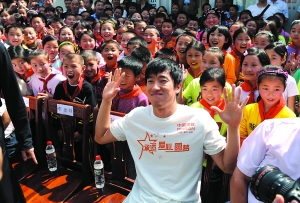 刘翔赴震区给孩子们上体育课 示范跨栏动作要领