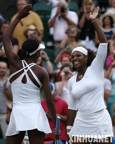 [组图]温网:威廉姆斯姐妹夺得女双冠军 (2)