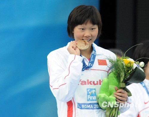 罗马时间7月30日晚上,罗马游泳世锦赛女子50米仰泳颁奖仪式上中国夺金选手赵菁试咬金牌。当日,赵菁以27秒06的成绩获得冠军,并打破世界纪录。中国另一名选手高畅也不负众望,她以27秒28获得第三名。 中新社发 廖攀 摄