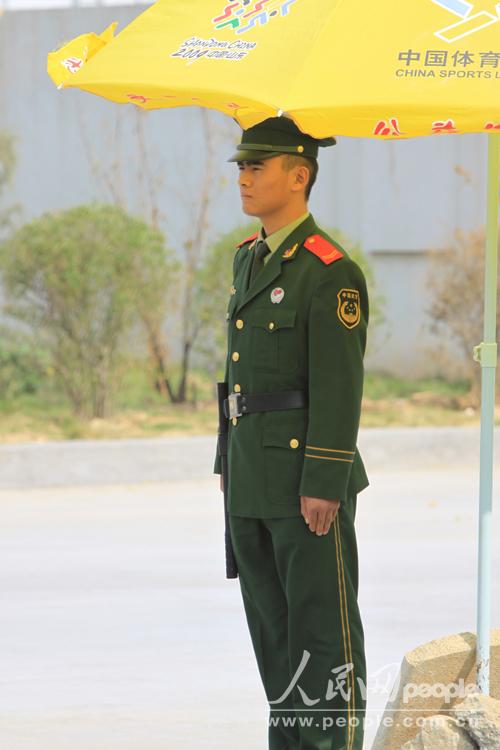正面为红军战士头像;n图片