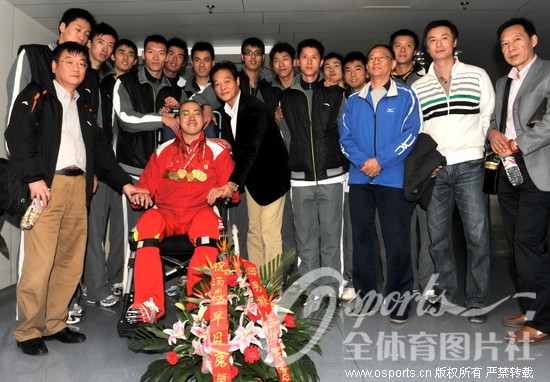 上海男排全体队员看望汤淼 全运金牌献给昔日