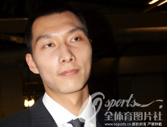 [图]易建联新发型助威球队