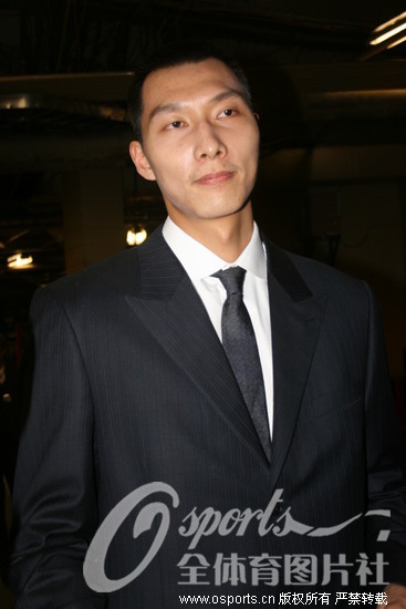 [图]易建联新发型助威球队 篮网连败创纪录 (3)