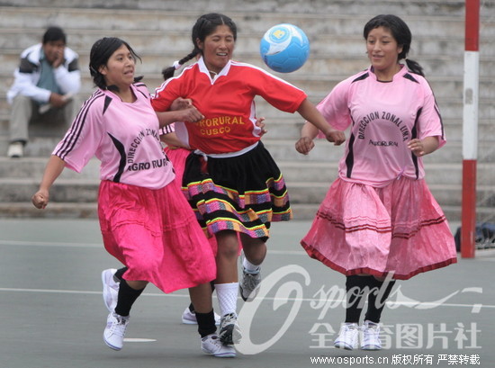 秘鲁劳动妇女享足球乐趣 劳作之余比赛别开生