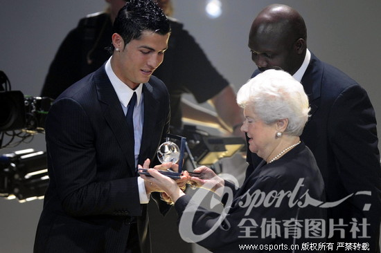 2009年FIFA年度最佳进球奖:C罗超级远射力压
