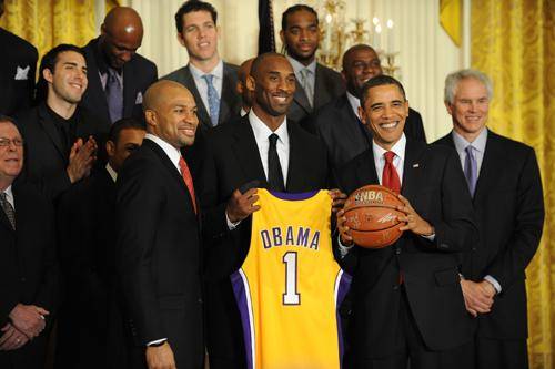 美国总统奥巴马在白宫会见NBA总冠军湖人队