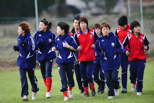 中国女足队员训练中