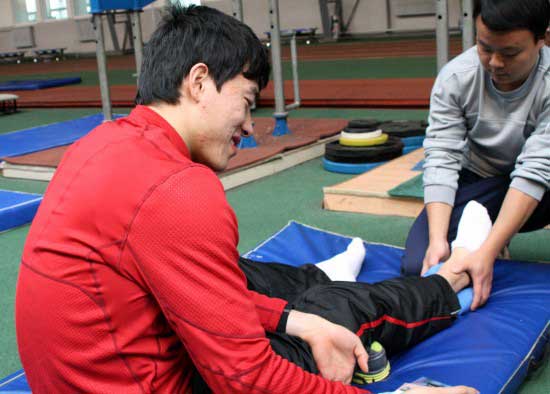 [组图]刘翔备战多哈室内世锦赛 脚部炎症接受按摩