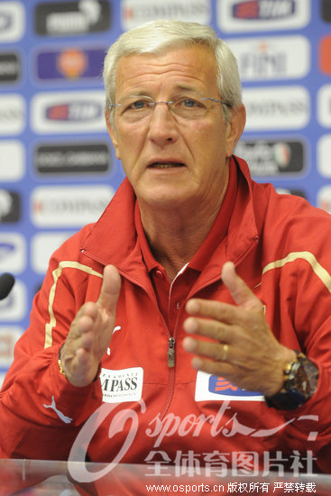[组图]意大利战平巴拉圭 里皮出席新闻发布会 (