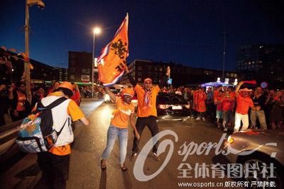 荷兰击败乌拉圭挺进决赛 国内球迷街头庆祝