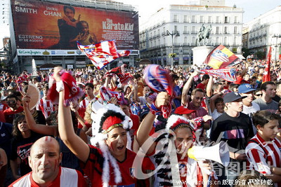 [组图]马德里竞技夺得超级杯 球队与球迷狂欢庆