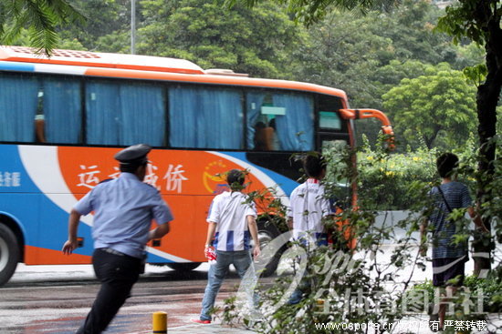 深圳3比4负青岛 深圳球迷怒砸大巴与警察发生