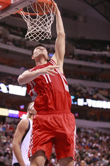 [组图]火箭96比97小牛 姚明轻松扣篮得分