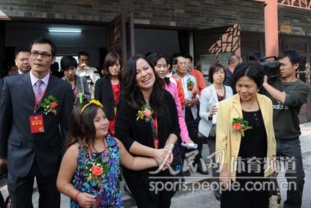 李香凝携女儿回到父亲李小龙的故乡