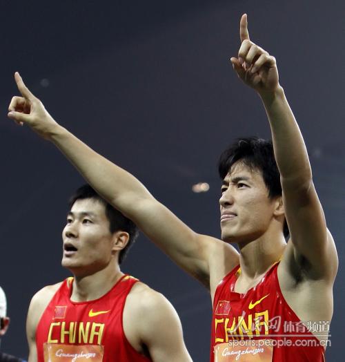 [组图]亚运男子110米栏刘翔夺冠 双手指天霸气