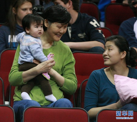 叶莉望着可爱女儿